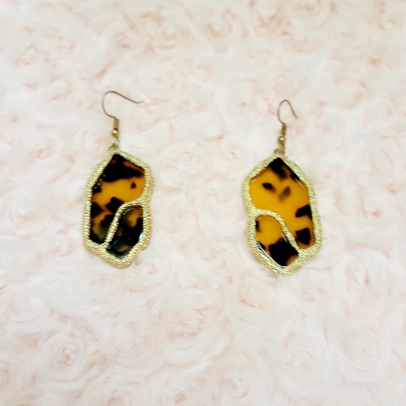 A stunning and eye-catching gold leopard necklace and earring set, complemented - Picture 6 of 12